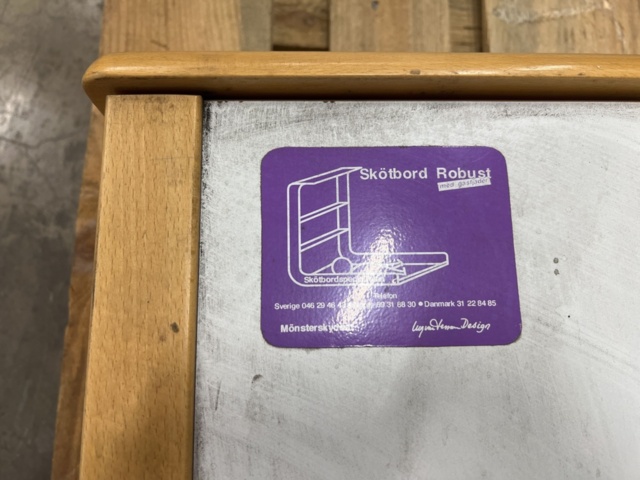 1528632-4 Skötbord Robust