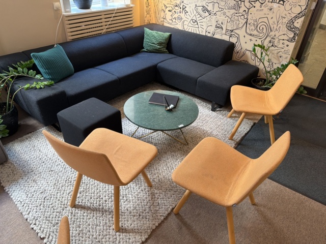 1516281-1 Stolar Gärsnäs 4 st, matta, soffa, m.m.