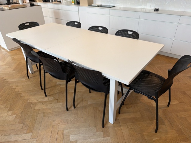 1516291-1 Matbord och stolar 8 st