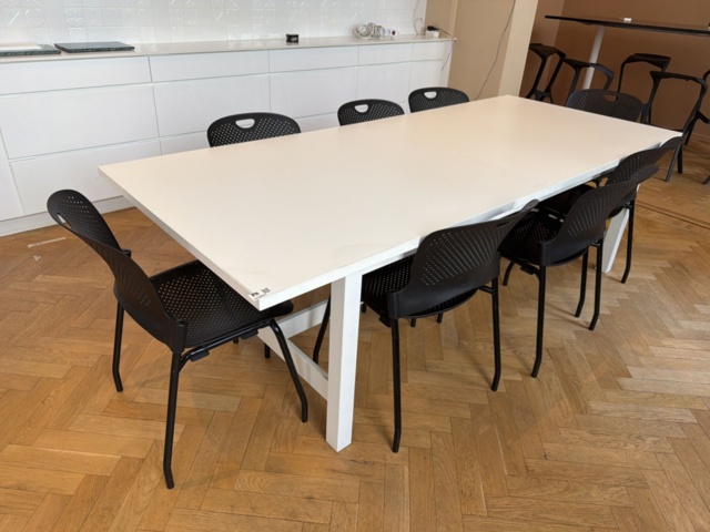 1516291-2 Matbord och stolar 8 st