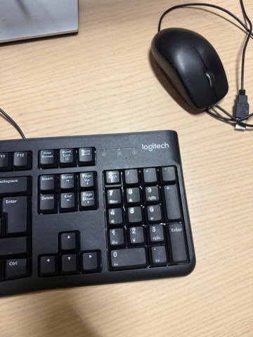 1405914-7 Dell monitor with accessories