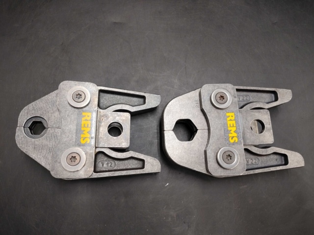 1537341-1 Pressbackar, 2 st - REMS, V12, V22