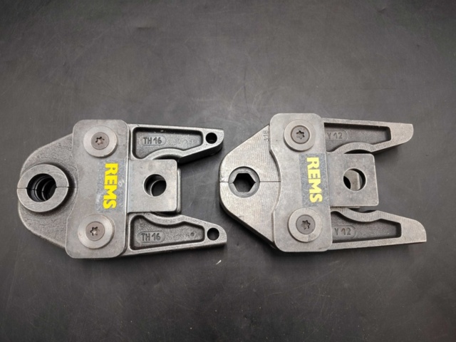 1537342-1 Pressbackar, 2 st - REMS, V12, TH16