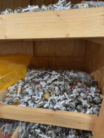 1529737-4 Diverse på hyllorna - Presskopplingar och rördelar för VVS-installation