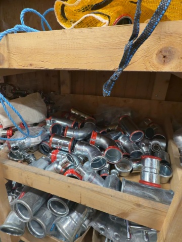 1529737-8 Diverse på hyllorna - Presskopplingar och rördelar för VVS-installation