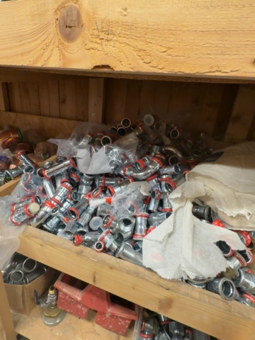 1529737-13 Diverse på hyllorna - Presskopplingar och rördelar för VVS-installation