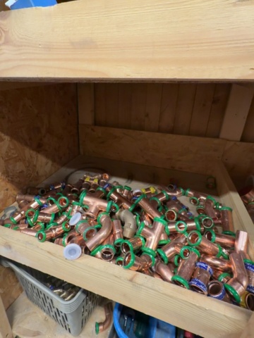 1529737-23 Diverse på hyllorna - Presskopplingar och rördelar för VVS-installation