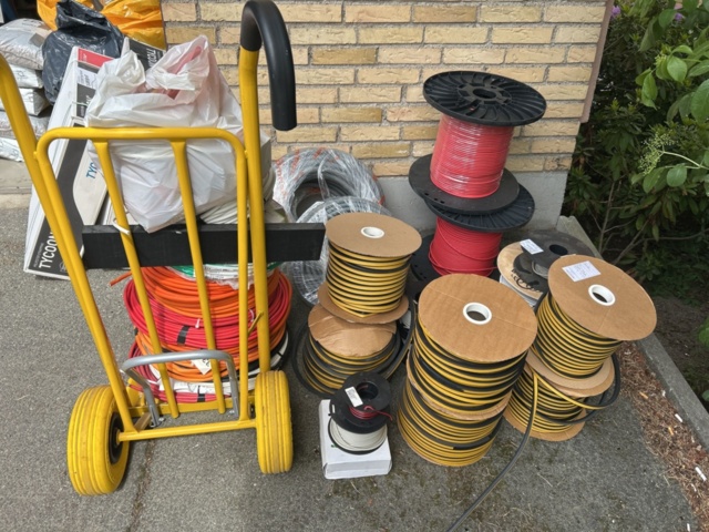 1521811-2 Kabel- och installationsmaterial med kärra