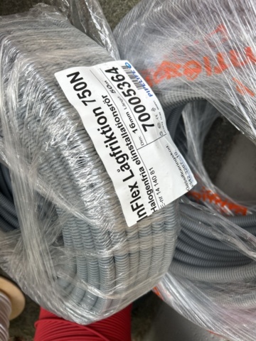 1521811-4 Kabel- och installationsmaterial med kärra