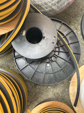 1521811-9 Kabel- och installationsmaterial med kärra