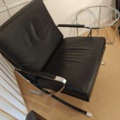 1400740-2 Väntrumsmöbler – 2 fåtöljer med bord och tidskriftssamlare