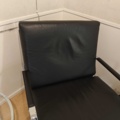 1400740-8 Väntrumsmöbler – 2 fåtöljer med bord och tidskriftssamlare