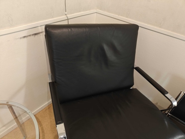 1400740-8 Väntrumsmöbler – 2 fåtöljer med bord och tidskriftssamlare