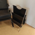 1400740-10 Väntrumsmöbler – 2 fåtöljer med bord och tidskriftssamlare