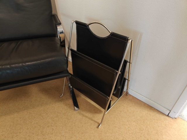 1400740-10 Väntrumsmöbler – 2 fåtöljer med bord och tidskriftssamlare