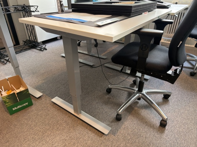 1516310-2 Kontorsplatser 2 st - Skrivbord och kontorsstolar