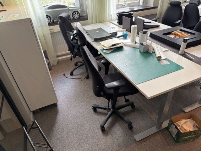1516311-1 Kontorsplatser 2 st - Skrivbord, kontorsstolar och arkivskåp
