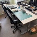 1516311-2 Kontorsplatser 2 st - Skrivbord, kontorsstolar och arkivskåp