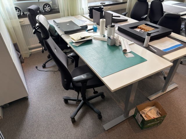 1516311-2 Kontorsplatser 2 st - Skrivbord, kontorsstolar och arkivskåp