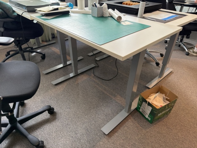 1516311-5 Kontorsplatser 2 st - Skrivbord, kontorsstolar och arkivskåp