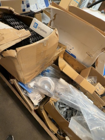 1529747-2 Samling med VVS-material, golvvärmerör och installationsdetaljer