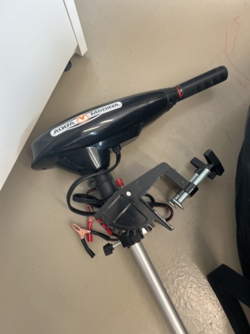 1521830-4 Inflatable boat with motor