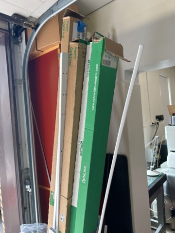 1521823-3 Låda med diverse installationskanaler