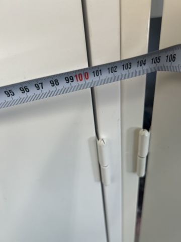 1521835-14 Skåp med innehåll