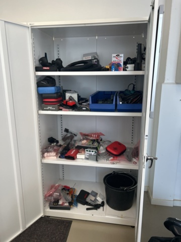 1521839-1 Skåp med innehåll