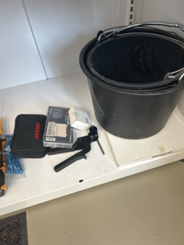 1521839-12 Skåp med innehåll