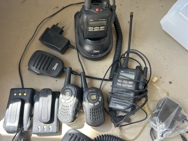 1521840-3 Samling med kommunikationsradioapparater