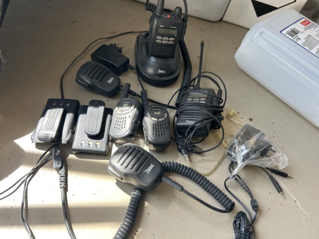 1521840-5 Samling med kommunikationsradioapparater