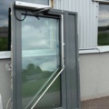 1529755-1 Glasad entrédörr med automatik och karm – GEZE