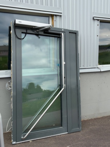 1529755-1 Glasad entrédörr med automatik och karm – GEZE