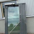 1529755-2 Glasad entrédörr med automatik och karm – GEZE