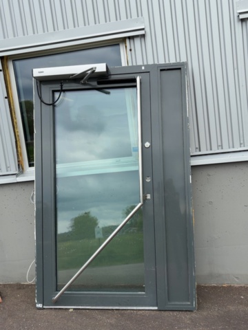 1529755-2 Glasad entrédörr med automatik och karm – GEZE