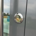 1529755-4 Glasad entrédörr med automatik och karm – GEZE