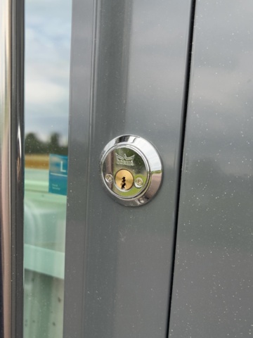 1529755-4 Glasad entrédörr med automatik och karm – GEZE