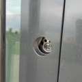 1529755-5 Glasad entrédörr med automatik och karm – GEZE