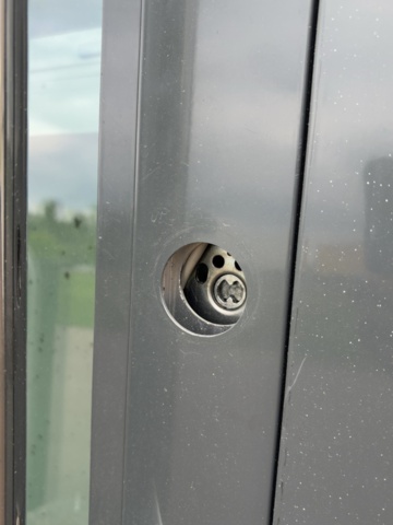1529755-5 Glasad entrédörr med automatik och karm – GEZE