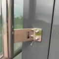 1529755-6 Glasad entrédörr med automatik och karm – GEZE