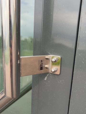 1529755-6 Glasad entrédörr med automatik och karm – GEZE