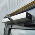 1529755-7 Glasad entrédörr med automatik och karm – GEZE
