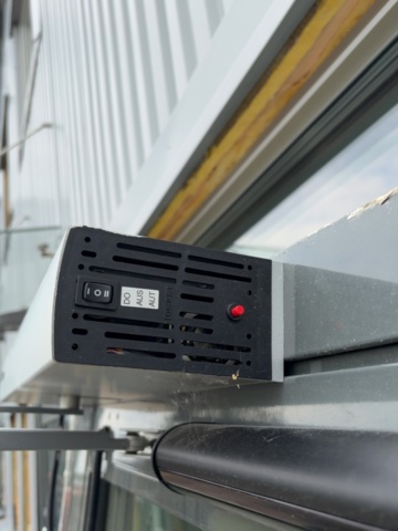 1529755-8 Glasad entrédörr med automatik och karm – GEZE