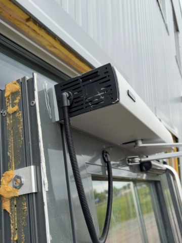 1529755-9 Glasad entrédörr med automatik och karm – GEZE