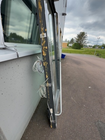1529755-11 Glasad entrédörr med automatik och karm – GEZE