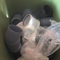 1373139-4 Samling med rördelar och byggmaterial
