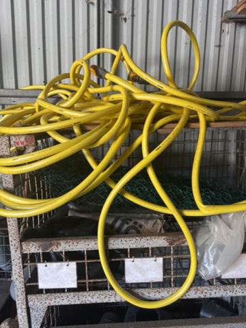1373139-9 Samling med rördelar och byggmaterial