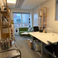 1482678-1 Samling med kontorsmöbler och utrustning - skrivbord, soffa, hyllor m.m