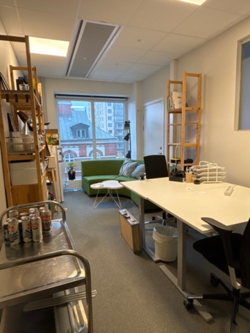 1482678-1 Samling med kontorsmöbler och utrustning - skrivbord, soffa, hyllor m.m